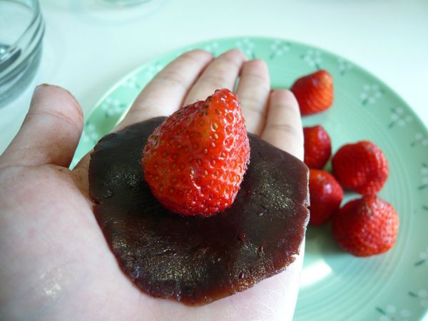 將紅豆泥壓成圓餅狀包入草莓