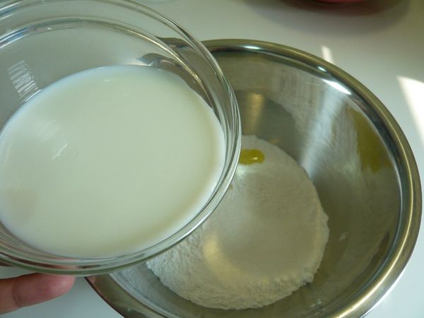 將糯米粉與糖攪拌均勻加入牛奶、油攪拌至無粉粒