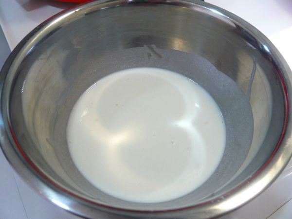 攪伴好的糯米漿放入電鍋蒸，外鍋加1杯水