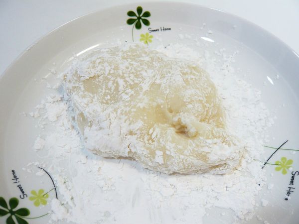 在盤上倒入日本太白粉，將蒸好的糯米團放至日本太白粉上，把糯米團分成7等份