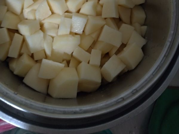 馬鈴薯切塊，電鍋蒸熟
