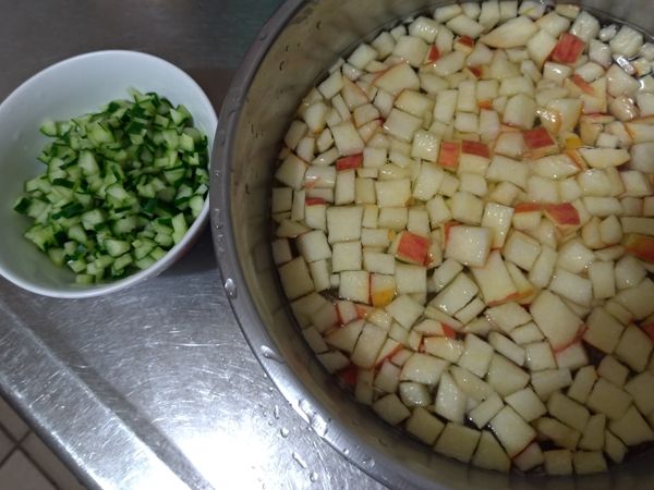 蘋果切丁泡鹽水防止氧化
小黃瓜切丁