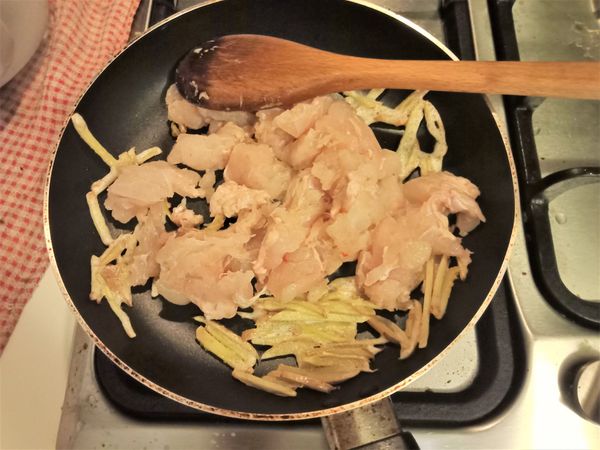 倒入魚肉塊拌炒到魚肉全熟。