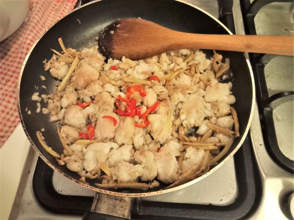 加入辣椒絲，攪拌一下，關火起鍋！