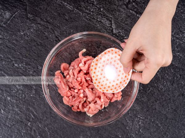 【醃牛肉】牛肉切絲，放入鹽