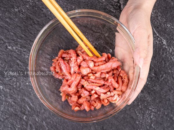 拌勻，讓牛肉均勻沾上醃料