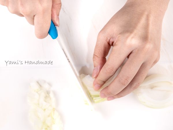 洋蔥切絲之後，切成小丁狀（喜歡吃洋蔥口感明顯一點的可以切絲就好～）