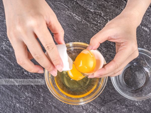 另外一顆蛋將蛋白與蛋黃分離，蛋白加入剛才的碗中