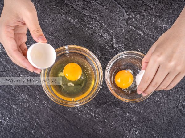蛋黃放到另一個碗備用