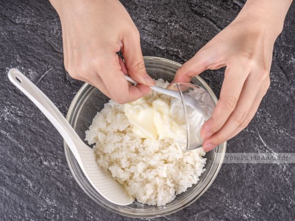 白飯中加入沙拉醬