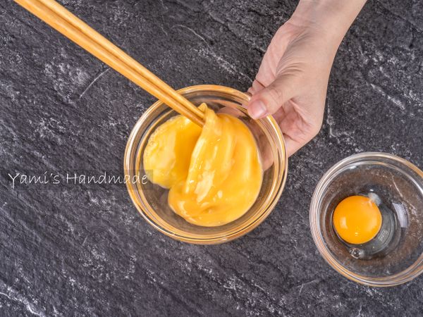 將一顆蛋＋一顆蛋白，打散成蛋液備用