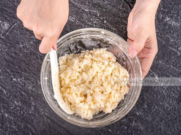 均勻混和，讓每粒飯都均勻裹上沙拉醬與蛋液