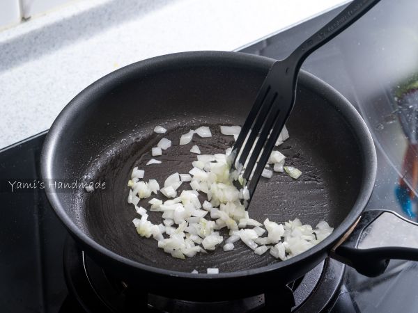 鍋中加入一小匙油燒熱，加入洋蔥拌炒至軟化上色