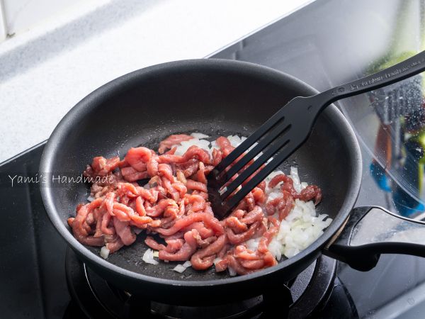 加入剛才醃好的牛肉均勻拌炒