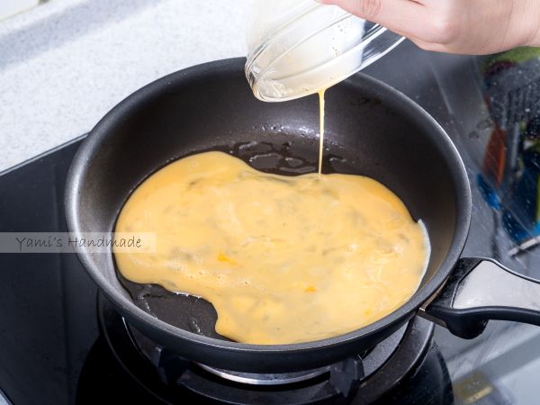 鍋子稍微擦拭乾淨，加入一大匙油燒熱，倒入蛋液