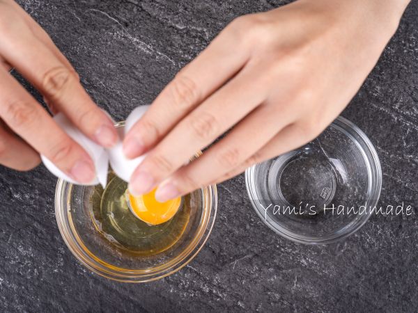 準備兩個碗，其中一個碗打入一顆蛋