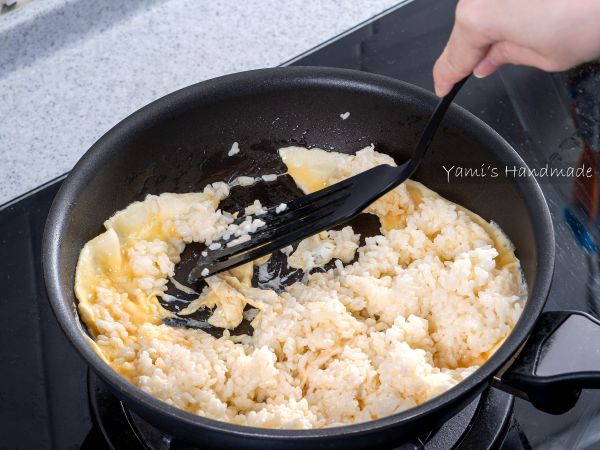 馬上加入調製好的白飯，翻炒均勻