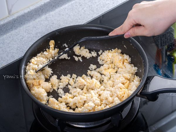 翻炒至蛋液炒熟