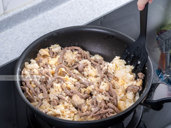 加入剛才炒好的牛肉與洋蔥，翻炒均勻