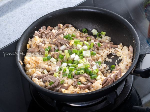 加入蔥花翻炒均勻