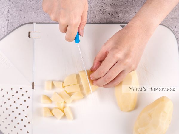 先將馬鈴薯切小塊