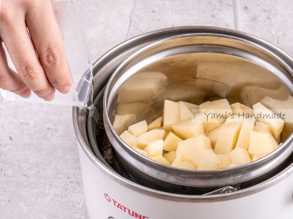 放入電鍋中，外鍋一杯水蒸熟