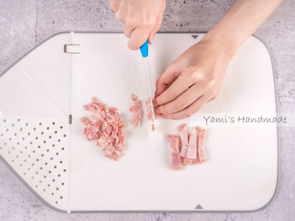培根切絲後切小丁狀備用