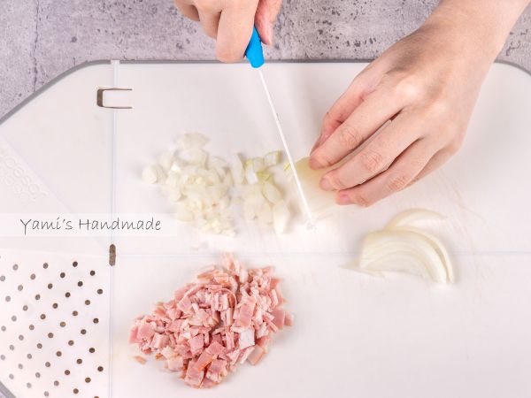 洋蔥一樣切絲後切小丁狀備用