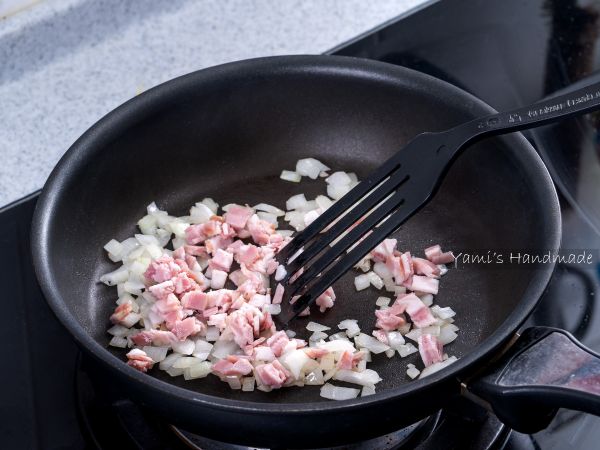 放入培根拌炒均勻