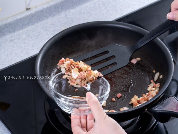 培根炒熟後盛起備用