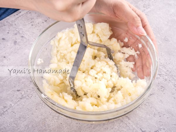將蒸熟的馬鈴薯壓成泥（這邊使用壓泥器，沒有的話用湯匙也ＯＫ唷）