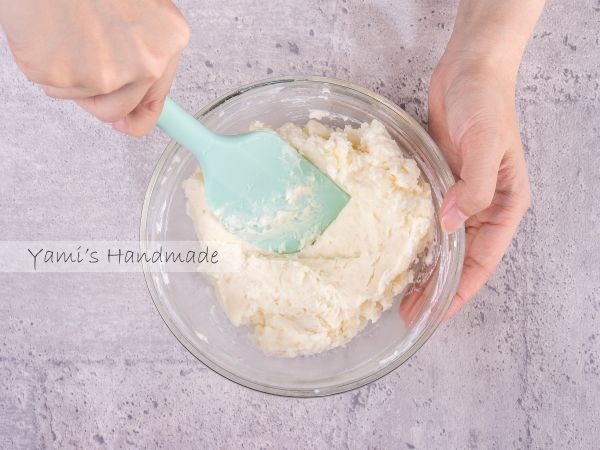 將沙拉醬與馬鈴薯泥混和均勻