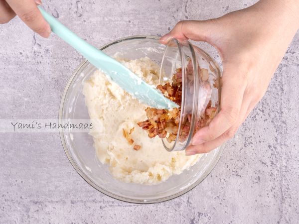 倒入剛才炒好的培根與洋蔥