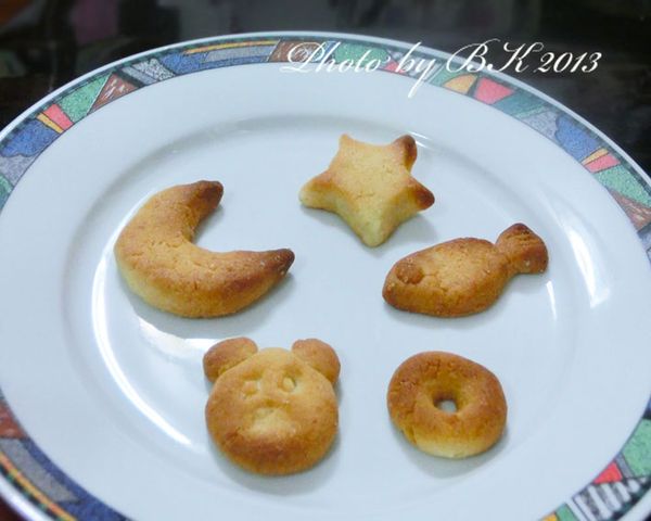 將麵糰捏成喜歡的型狀，放在烤盤上，放入烤箱（溫度約160度C），烤約15-20分鐘(餅乾捏越小，烘烤時間就要縮短！)，就完成囉～