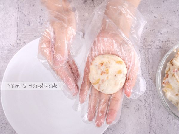 取喜歡的大小，捏成圓餅狀