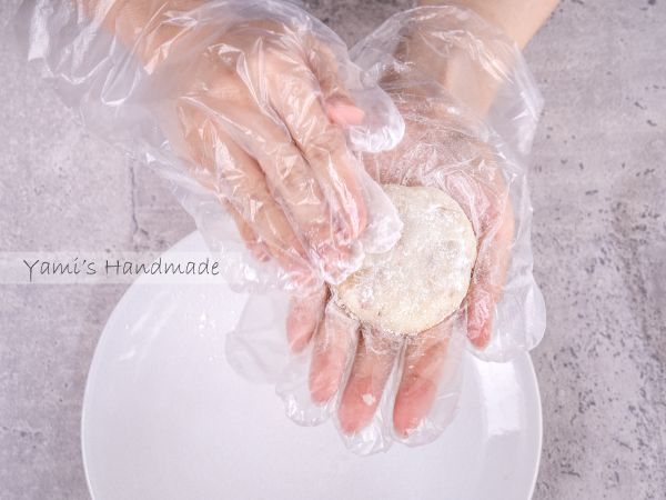 表面均勻拍上一層麵粉（一定要拍均勻哦！會比較不容易散開，也會有外酥內軟的口感～）