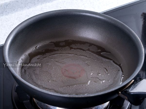 鍋中倒入一小匙油燒熱