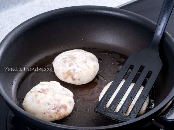 放入馬鈴薯餅（先不要翻動它）