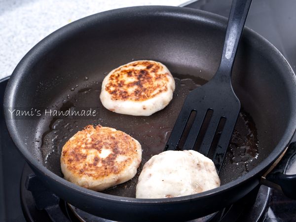 等待一面煎到金黃色後即可翻面繼續煎