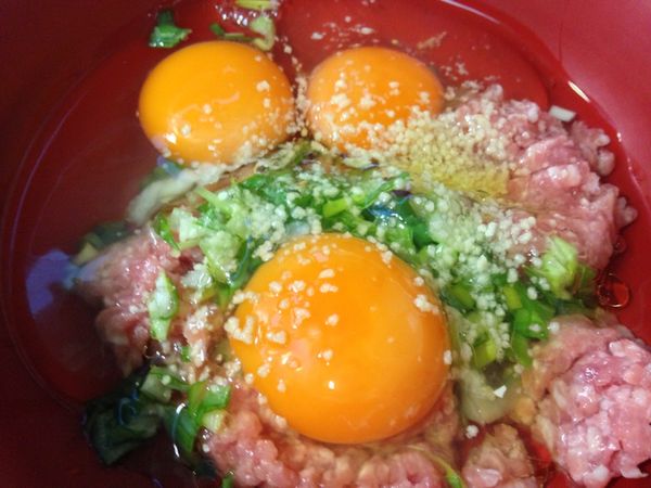 取一只深碗將所有材料和[調味料]放入碗中並充分混合均勻。