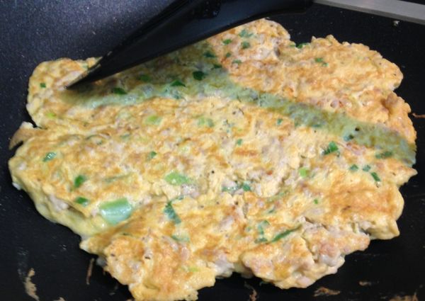 適量油熱鍋，將混合好的蛋液倒入中小火以筷子劃圈圈的方式將悶蛋一面慢慢煎熟凝固後再翻面。蓋上鍋蓋小火悶個20秒後再用鍋鏟將蛋分成適當大小的塊狀，繼續煎到兩面都金黃微焦就完成嚕~