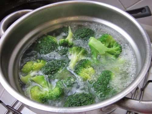 番茄切塊備用. 煮一鍋加鹽滾水, 丟進洗好切好的青花菜後滾煮五分鐘. 瀝乾備用. 烤箱170度(開風扇)預熱.