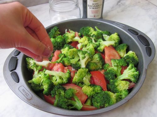 烤皿內先淋上一層橄欖油. 鋪上番茄丁快和水煮過的青花菜(我有稍微用手撕小塊, 這樣比較容易入味). 撒上一點鹽調味.