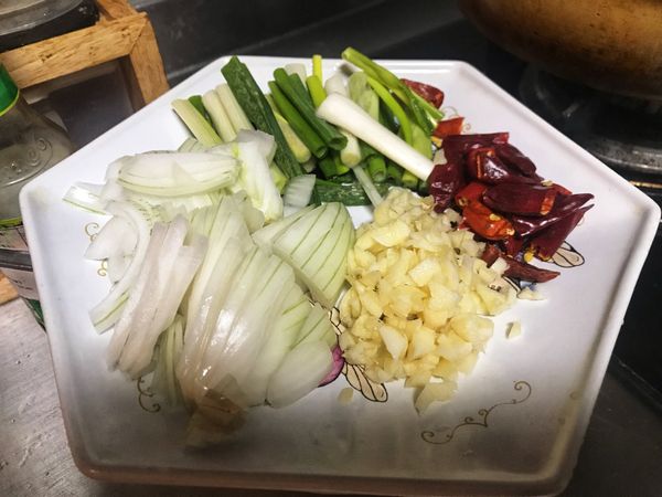 將蔥、洋蔥、蒜頭、辣椒，切好備用