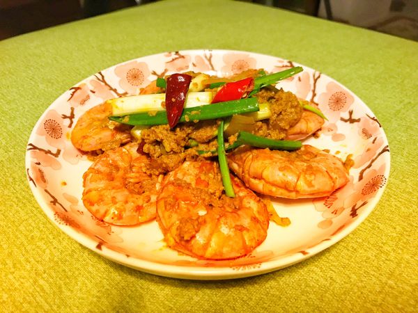 最後倒入第一步驟調味好的醬拌炒，再加入蔥跟辣椒即可
如果味道不夠鹹可以再加魚露調味