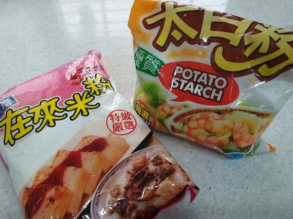 使用水磨純在來米粉，加上少許（一成重量）太白粉增加黏性。