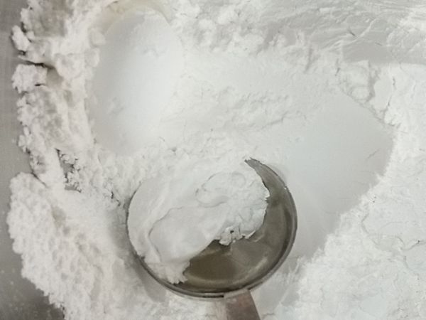 把在來米粉與太白粉拌勻。