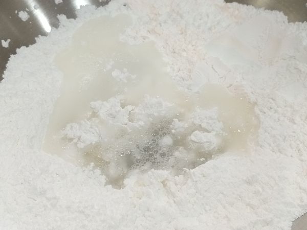 滾水直接倒進粉中。