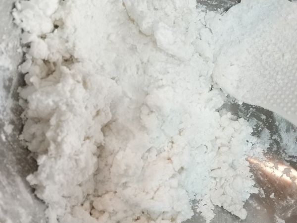 用飯匙或筷子快速攪拌成團。