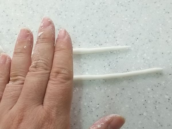 可以與小朋友同樂，作出用搓的米苔目。
不過用搓的挺麻煩，因此下一個做法是用切的。